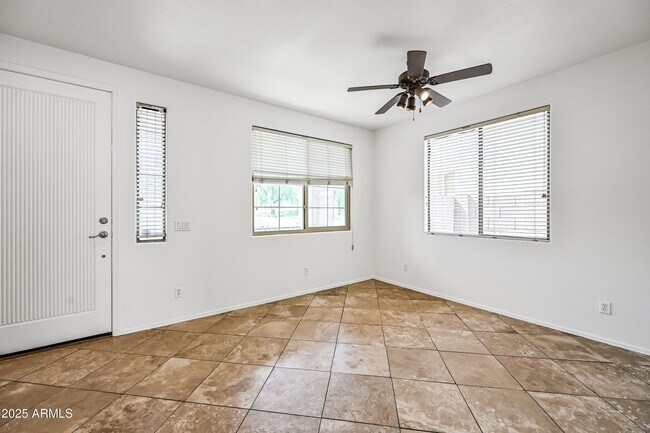 Foto del edificio - 2614 E Fremont Rd