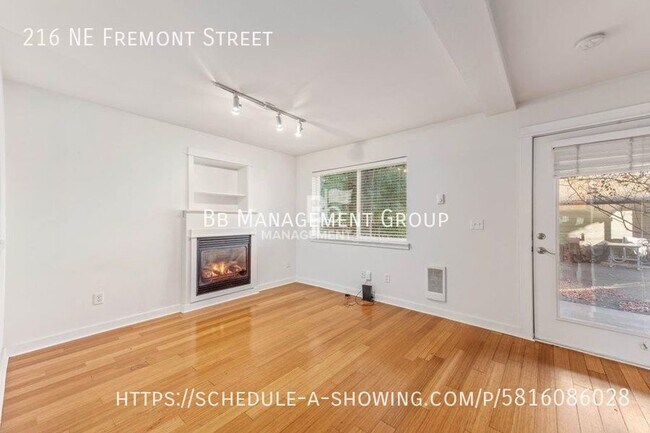 Building Photo - Modern Close-In NE Portland Townhome -- Li...