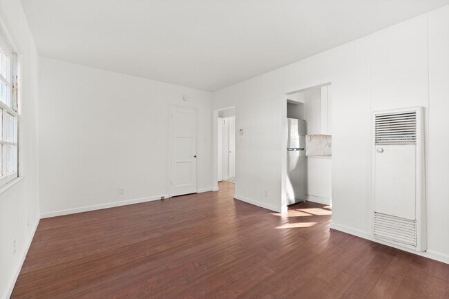 Foto del edificio - This spacious studio apartment located in the popular Los Feliz neighborhood of Los Angeles is no...