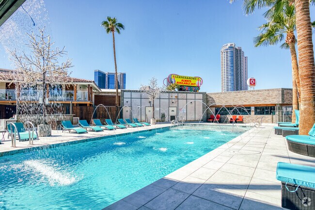 Área de piscina - The Blvd Boutique Apartments