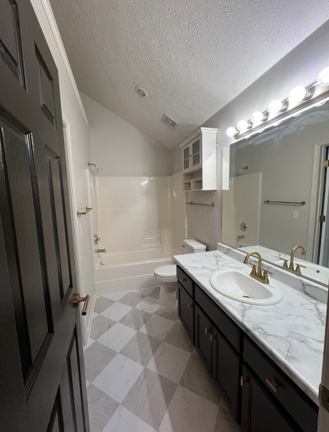 Building Photo - 3371 W Erie St