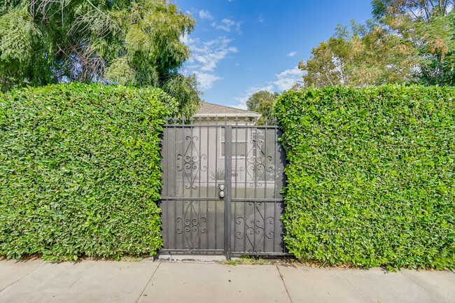 Foto del edificio - 4244 Tujunga Ave