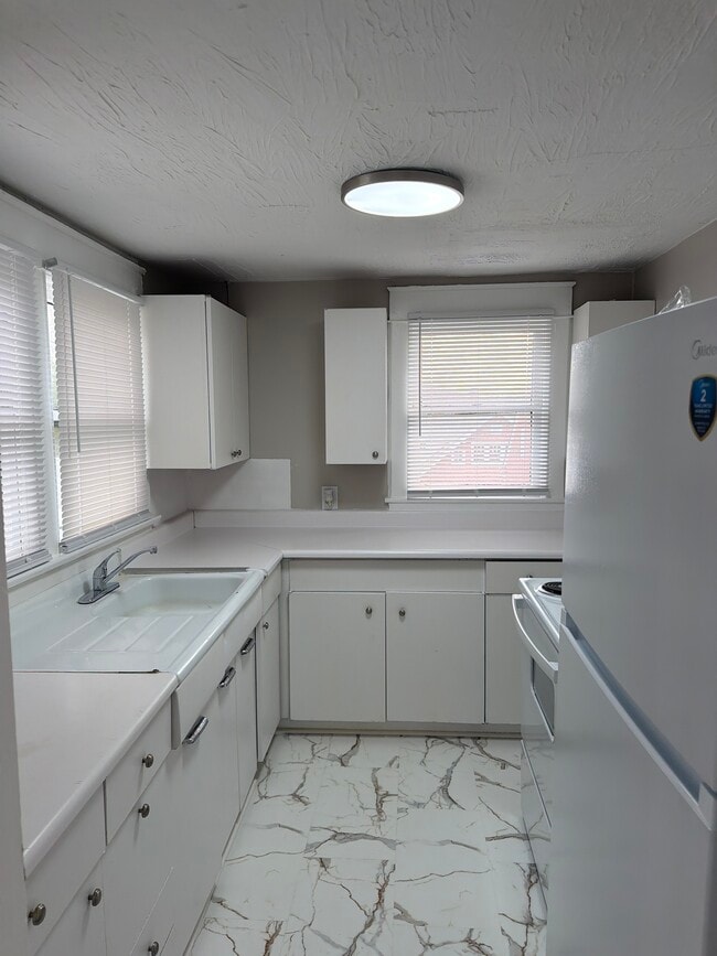 Building Photo - 422 W Main St