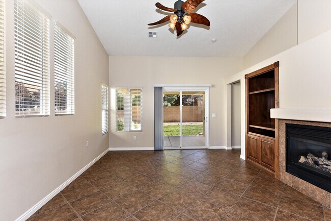 Building Photo - Darling 1-bed + Den and 2-baths in Sun Riv...