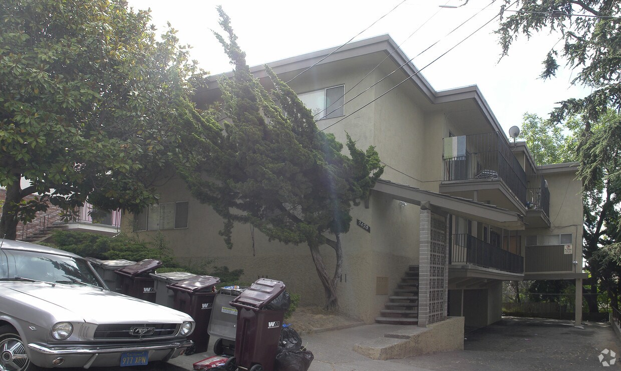 Building Photo - 2420 Fern St