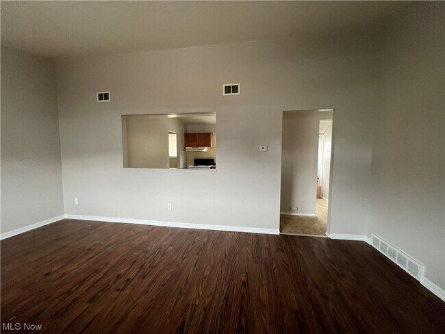 Building Photo - 515a Zahn Dr