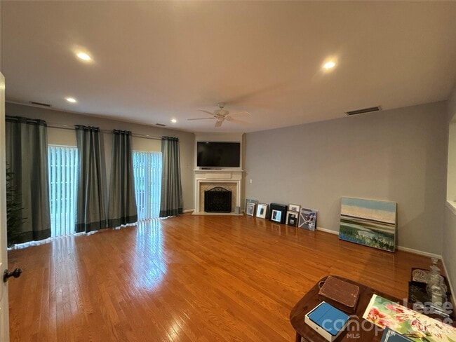 Building Photo - 6941 Rothchild Dr