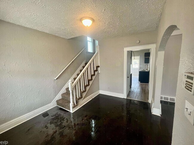 Building Photo - 13 E Glenwood Ave