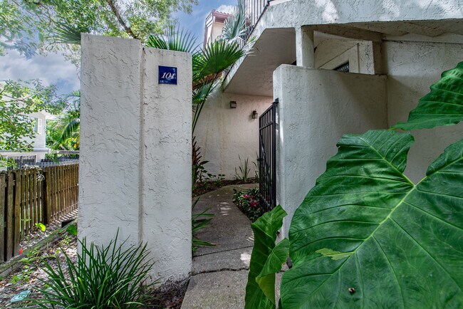 Building Photo - 502 Via Del Oro Dr