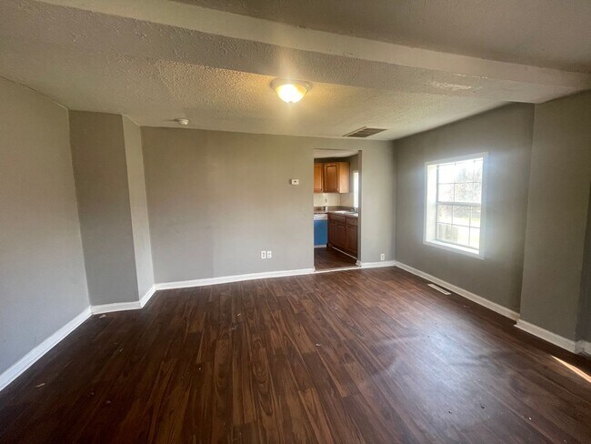Foto del edificio - Cute 2 bedroom 1 bathroom house with detached garage Available