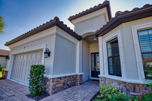 Building Photo - Seasonal Short-Term Pool Home located in Bellacina by Casey Key!