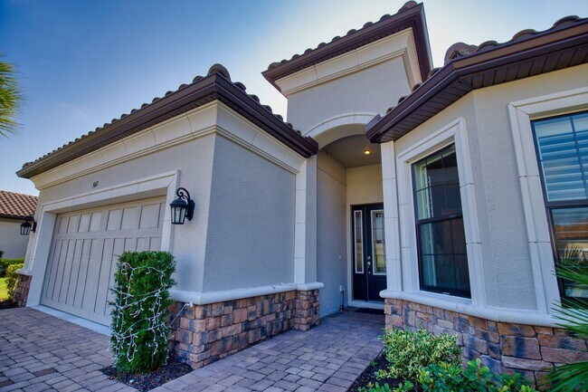 Foto del edificio - Seasonal Short-Term Pool Home located in Bellacina by Casey Key!