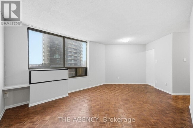 Photo du bâtiment - 2350 Dundas St W