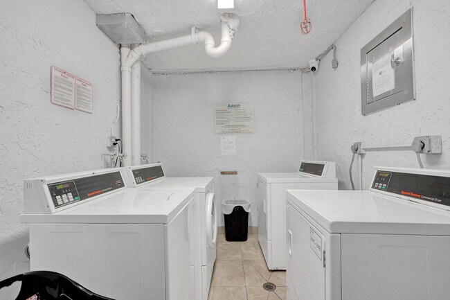 Building Photo - 1801 S Treasure Dr