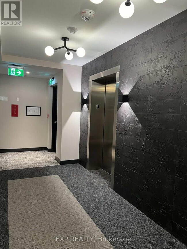 Photo du bâtiment - 741 King St W