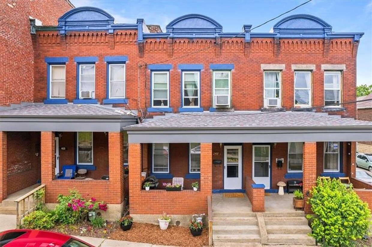 Foto principal - 3 Bed/1 Bath Home in Pittsburgh's Lawrence...