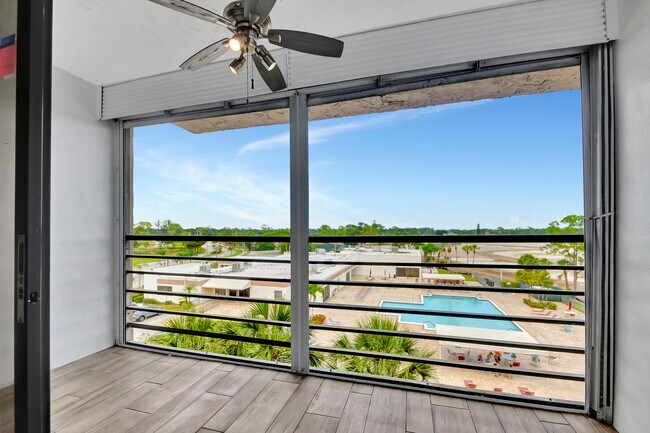 Foto del edificio - 4640 Lucerne Lakes Blvd W