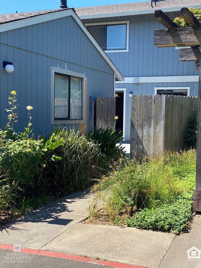 Foto del edificio - Townhouse in Desirable Location, Near Shopping, Bike Trails, Water & Garbage Included