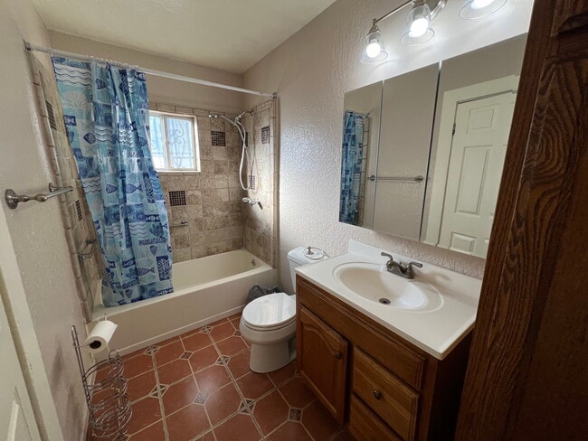 Baño - 1325 1/2 W 23rd St