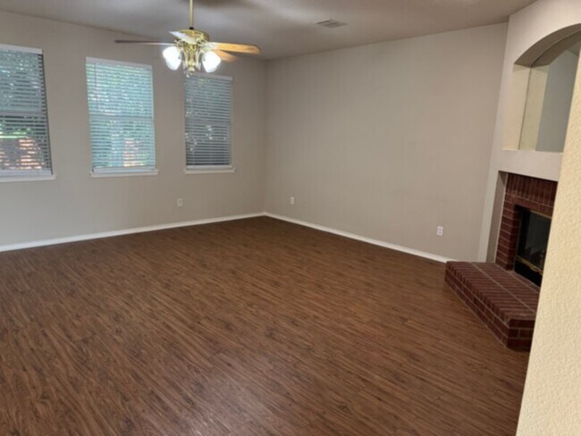 Foto del edificio - Charming 2-Story Home with 3 Bedrooms, Gam...
