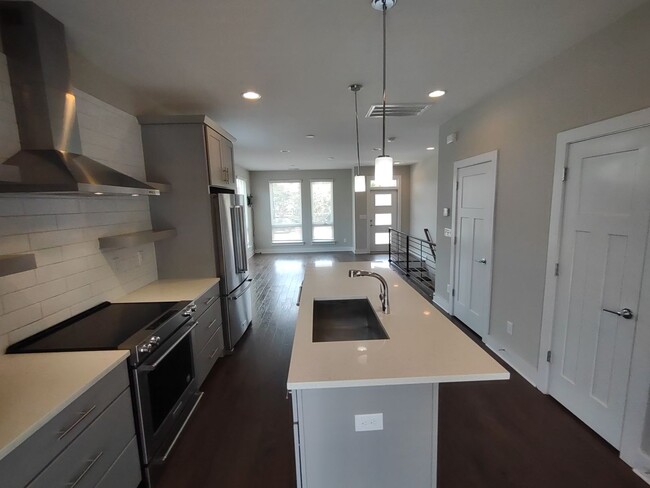 Building Photo - Pristine, move in ready Townhome located i...