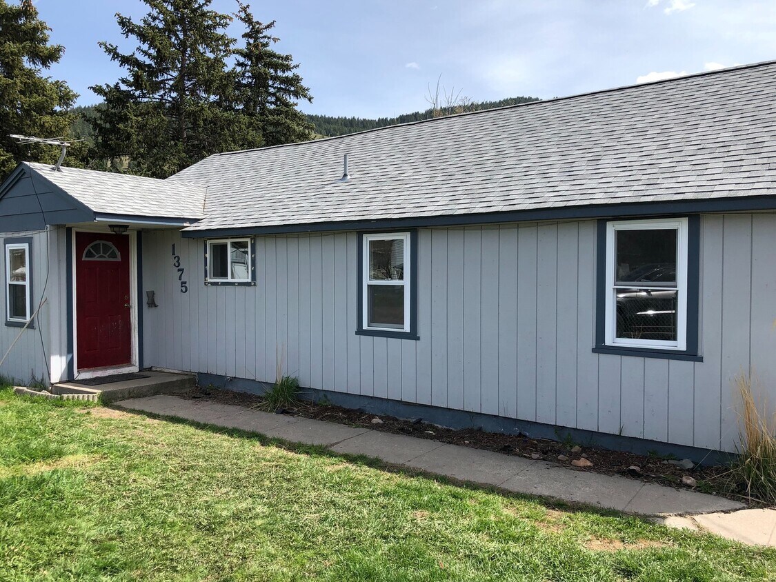 Primary Photo - Rattlesnake home for lease!