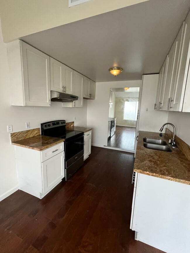 Building Photo - Newbury Park - Two bedroom, one bathroom c...