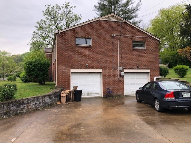 Building Photo - 3901 Albert Dr