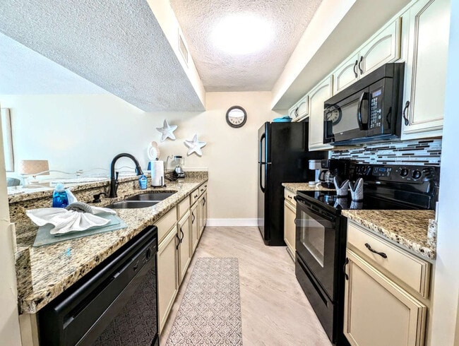 Building Photo - 7205 Thomas Dr