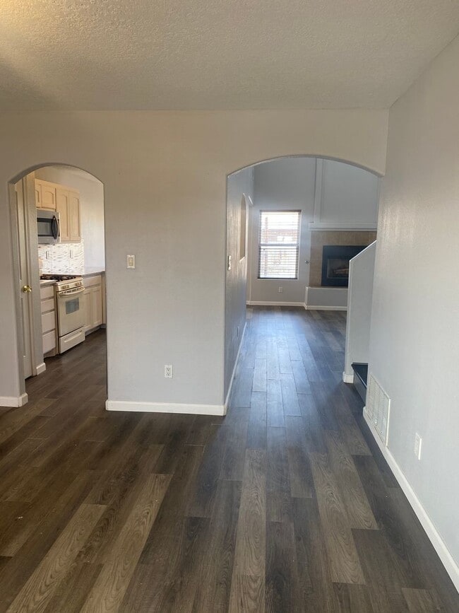 Building Photo - SW 4 Bedroom 3 Bath 2 Car Garage 1989SF