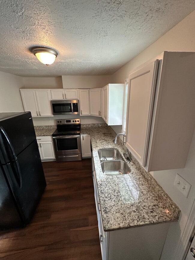 Building Photo - 1165 Lakeshore Dr