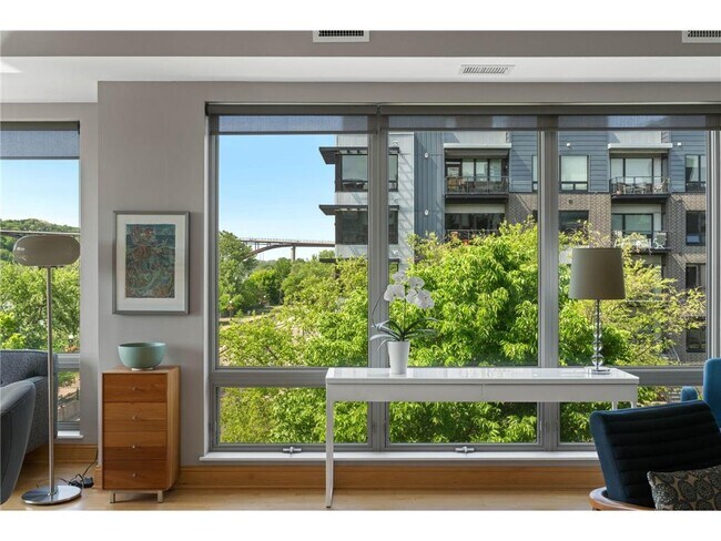 Foto del edificio - 240 Spring St