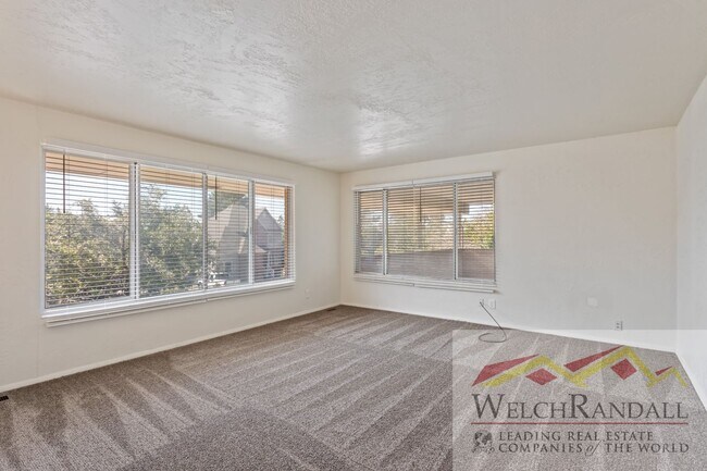 Foto del edificio - Elegant Layton Home Offering Space, Style, and Scenic Views!