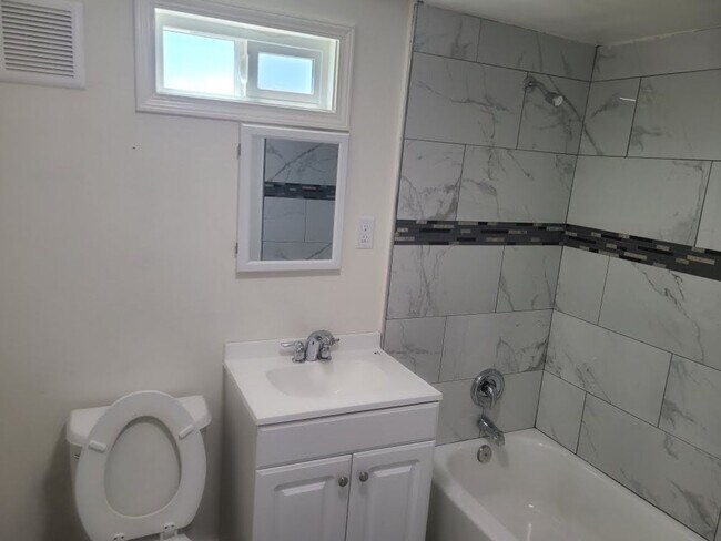 Building Photo - Charming 2-Bedroom Residence in the Heart ...