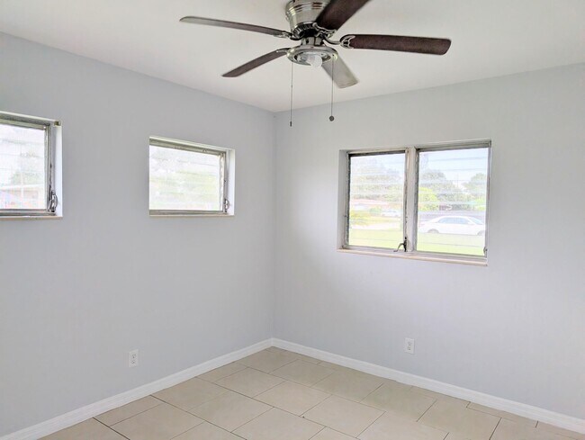 Foto del edificio - 3408 Dudley St