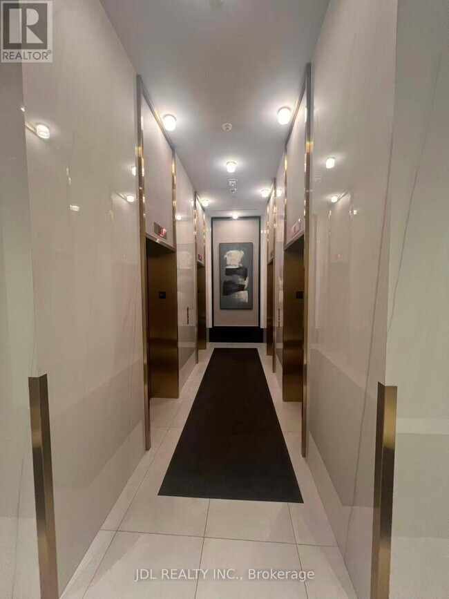 Photo du bâtiment - 8 Wellesley St W