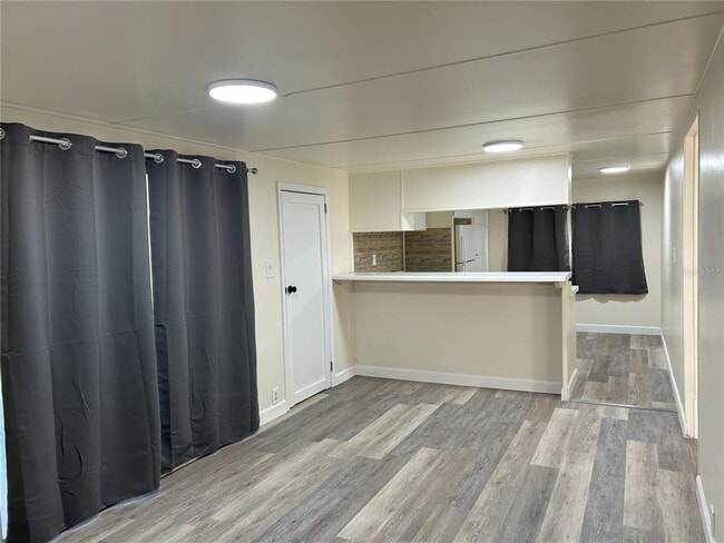 Building Photo - 1410 Lakeview Dr