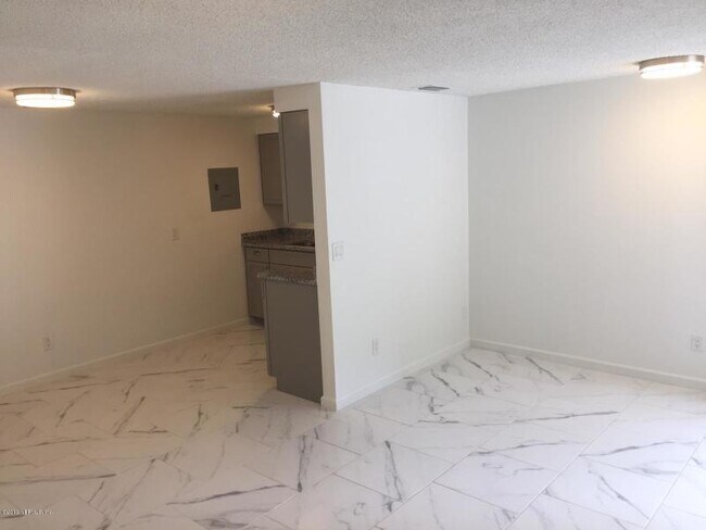 Building Photo - 1530 Ryar Rd