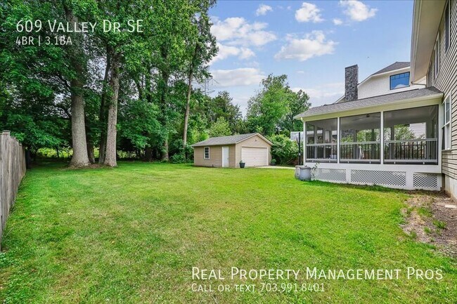 Building Photo - 609 Valley Dr SE