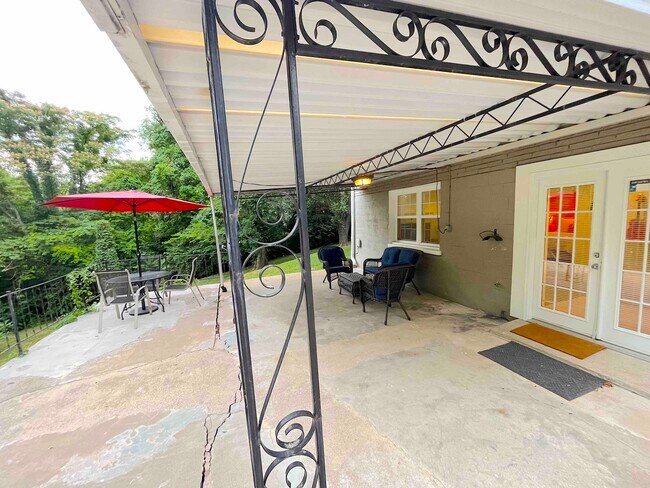 Entrada - 567 Whispering Hills Dr