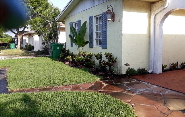 Building Photo - 2401 SW 58th Manor