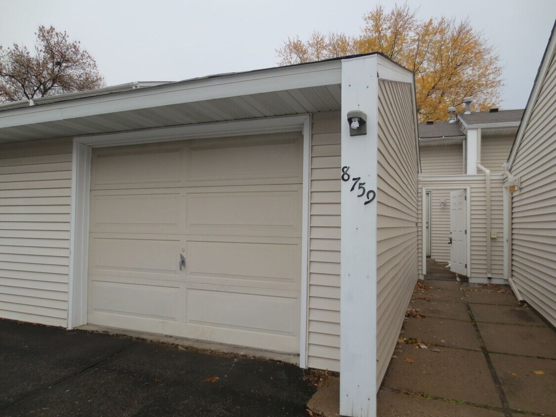 Primary Photo - Charming 2 Bedroom Townhome in Cottage Gro...