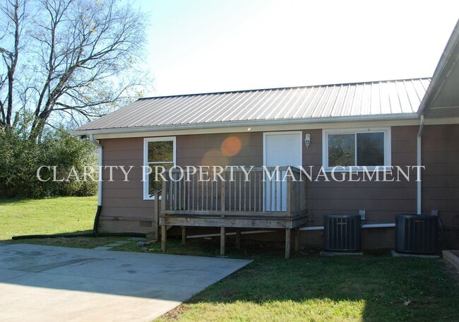Building Photo - Spacious 3 bedroom apartment near Lee!