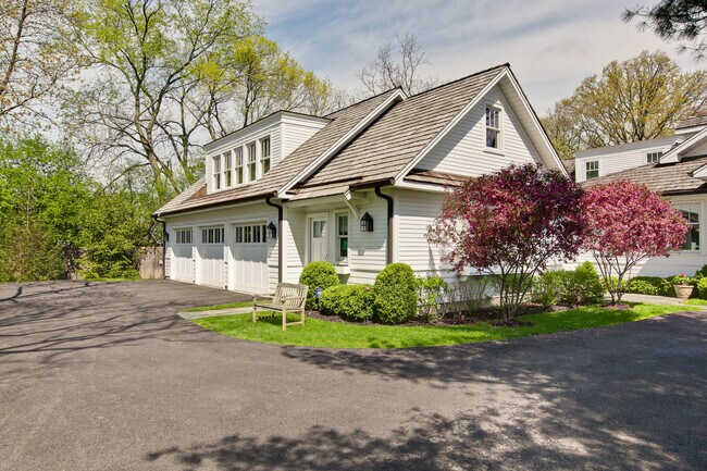 Building Photo - 1550 W Everett Rd