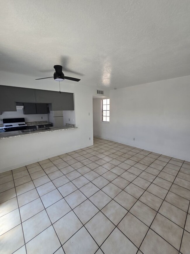 Building Photo - Updated 2 bedroom in Rio Rancho