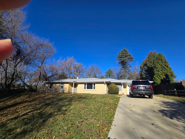 Building Photo - 2728 Edgewood Dr