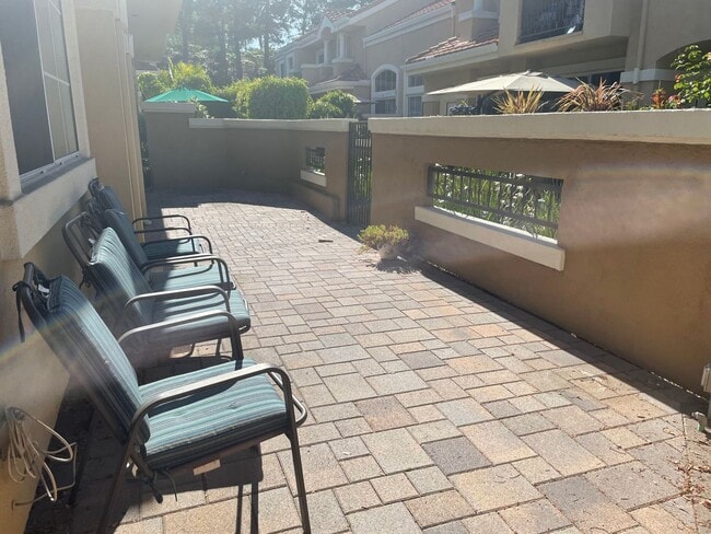 Building Photo - $500 OFF 1ST MONTHS RENT!! Spacious 3 Bedroom 2.5 Bathroom in Aliso Viejo