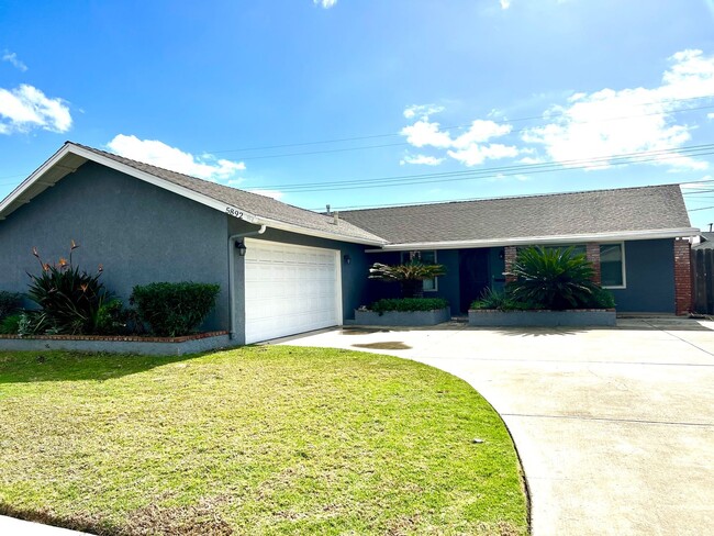Foto del edificio - 4 Bedroom home available in Huntington Beach
