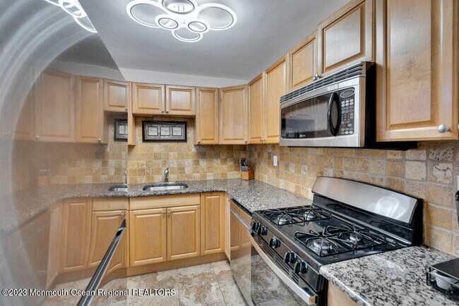 Building Photo - 302 Deal Lake Dr