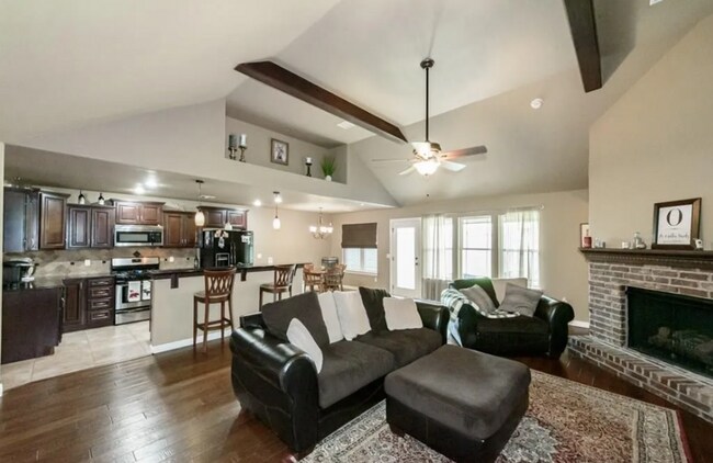 Foto del edificio - 4 Bedroom Home Available For June Move In!...